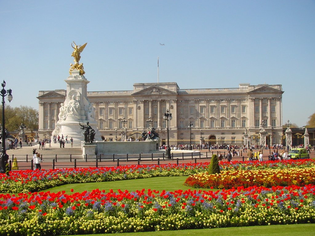 Buckingham Palace with Victoria Monument